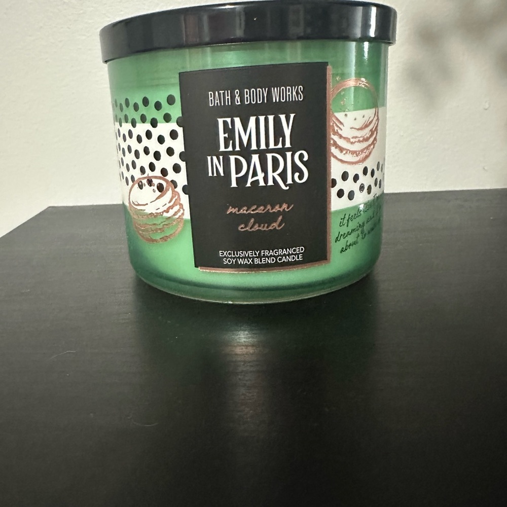 Bath & Body Works Emily in Paris Macaron cloud